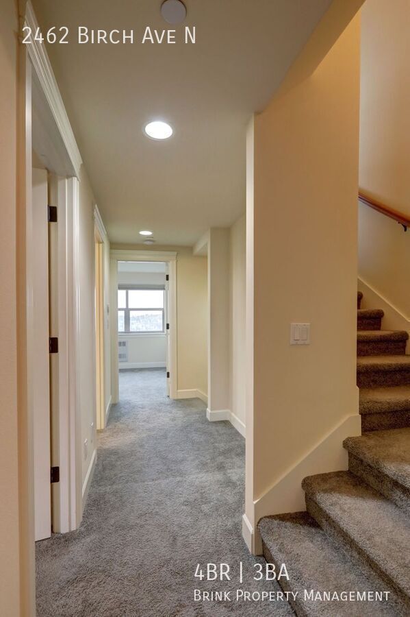 Grand 4 bedroom /2.5-bathroom Townhome w/ Sweeping Views of Lake Union & Cascades! property image