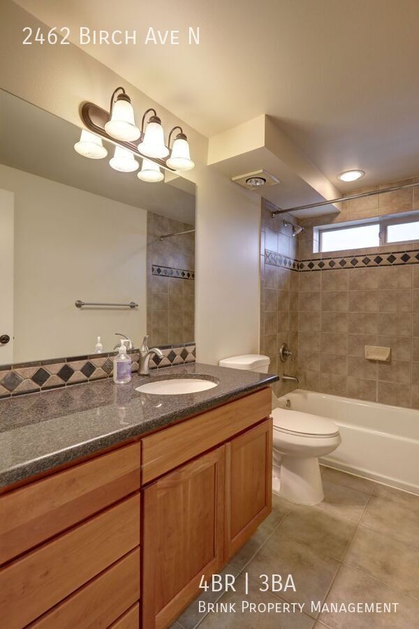 Grand 4 bedroom /2.5-bathroom Townhome w/ Sweeping Views of Lake Union & Cascades! property image