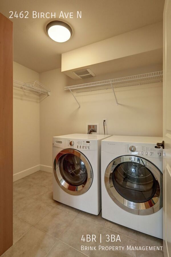 Grand 4 bedroom /2.5-bathroom Townhome w/ Sweeping Views of Lake Union & Cascades! property image