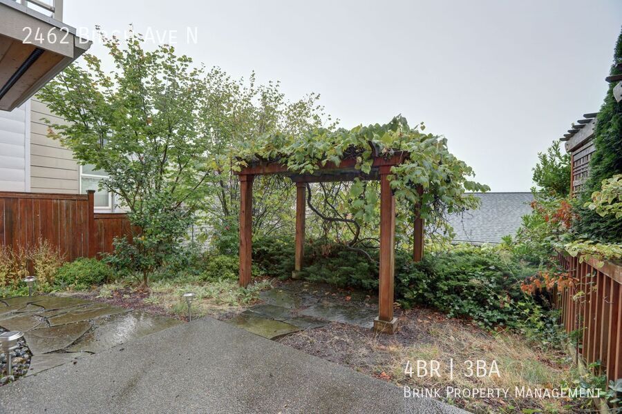 Grand 4 bedroom /2.5-bathroom Townhome w/ Sweeping Views of Lake Union & Cascades! property image