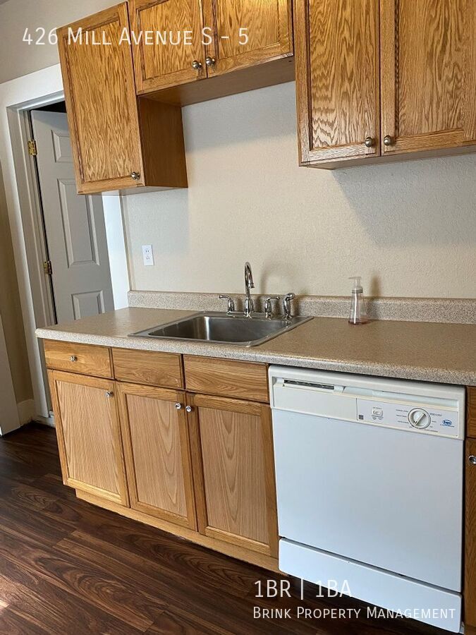 Lovely 1 Bed + Large Bonus Room/1BA  Apartment, Great Location, Great Views! property image