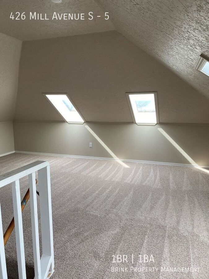 Lovely 1 Bed + Large Bonus Room/1BA  Apartment, Great Location, Great Views! property image